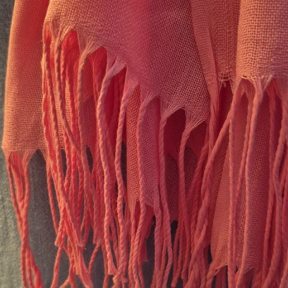 Elegant Pink Scarf with Fringe (A3) - Picture 3 of 4